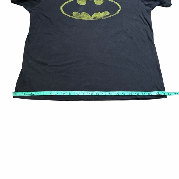 10/$25🦋 Batman Black & Yellow Distressed Logo Graphic Tee - Size Large - Picture 11 of 13